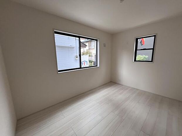 自分好みのアレンジで居心地の良い空間になりそうです洋室は風通しが良く明るく快適な空間ですゆったりと読