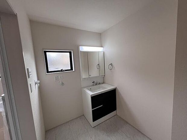 脱衣所は小さなお子様がいるご家庭にも重宝されます。快適で清潔感がある脱衣スペースです。