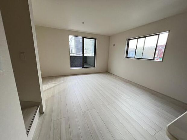 お食事中もキッチンと会話が楽しめるダイニングスペーゆったりとした開放的なダイニングキッチンスペースで