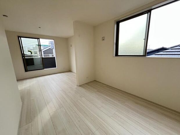 寝室にもご利用いただける居室スペースです明るい広々とした主寝室でご家族ゆっくりお休みになれま