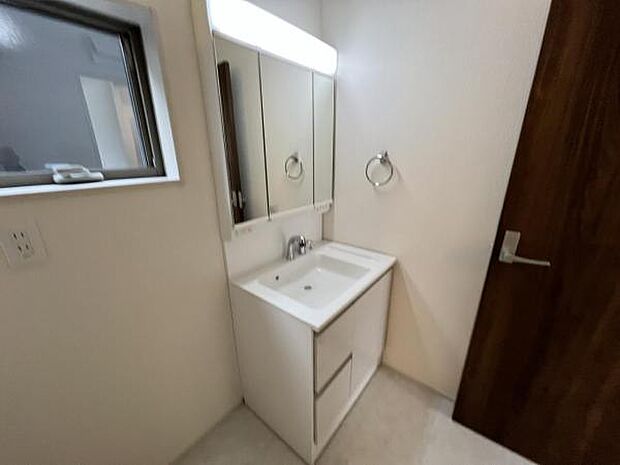 洗面化粧台です。朝の身支度から1日が始まります。収納力と機能性に優れたお手入れラクラク洗面化粧台です