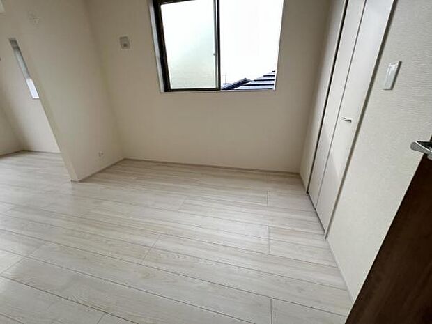 自分好みのアレンジで居心地の良い空間になりそうです洋室は風通しが良く明るく快適な空間ですゆったりと読