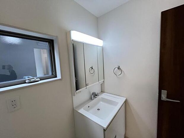 脱衣所は小さなお子様がいるご家庭にも重宝されます。快適で清潔感がある脱衣スペースです。