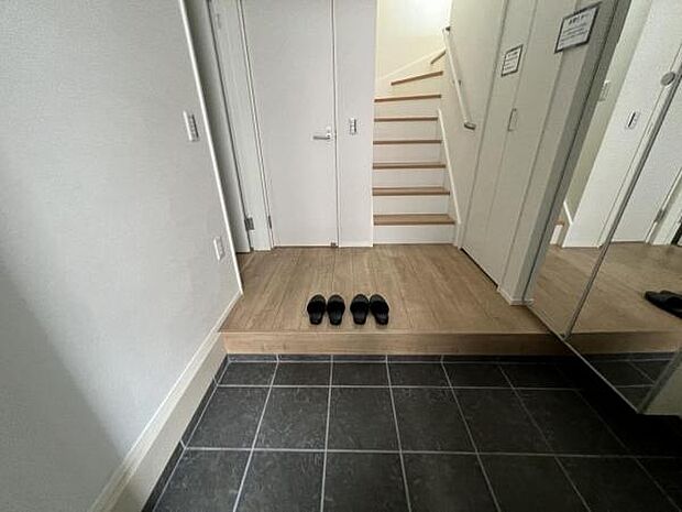 いつも気持ちよくご家族を迎えられる玄関です。綺麗で明るい玄関でお客様をお迎えいただけます。