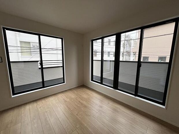 お食事中もキッチンと会話が楽しめるダイニングスペーゆったりとした開放的なダイニングキッチンスペースで