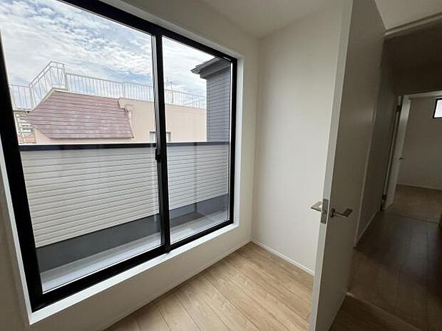 寝室にもご利用いただける居室スペースです明るい広々とした主寝室でご家族ゆっくりお休みになれま