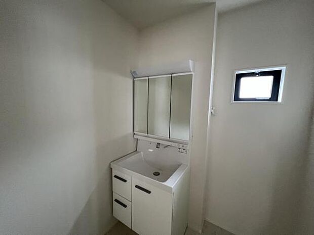 洗面化粧台です。朝の身支度から1日が始まります。収納力と機能性に優れたお手入れラクラク洗面化粧台です