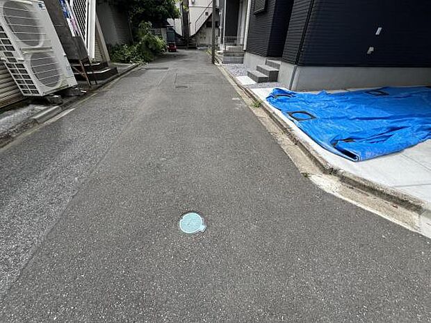 前面道路を含めた現地写真です。ぜひ周辺環境も併せてご覧ください。住宅地につき落ち着いた新生活を始めら