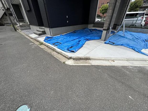 駐車場ももちろん完備しておりますのでお車所有の方にも心強いです駐車場です前面道路との高低差も少なく