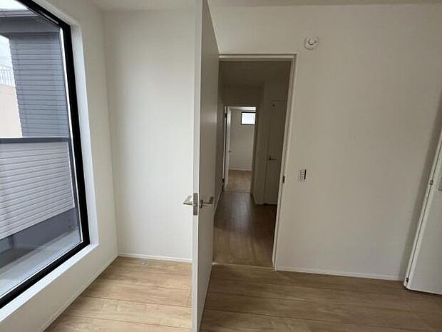 自分好みのアレンジで居心地の良い空間になりそうです洋室は風通しが良く明るく快適な空間ですゆったりと読