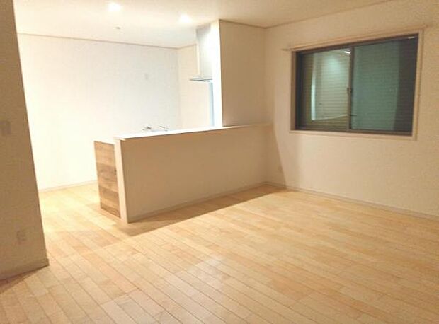 お食事中もキッチンと会話が楽しめるダイニングスペース。