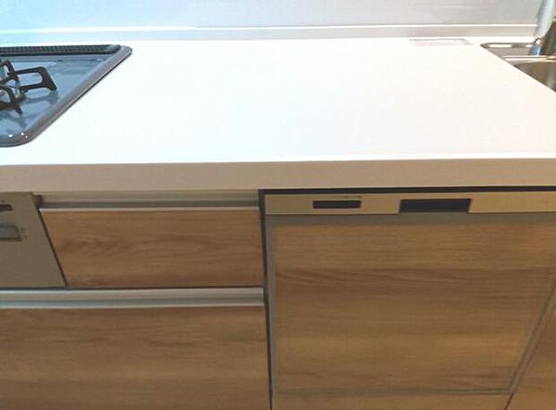 作業スペースが広く家事動線をゆったりと確保できるキッチンです。