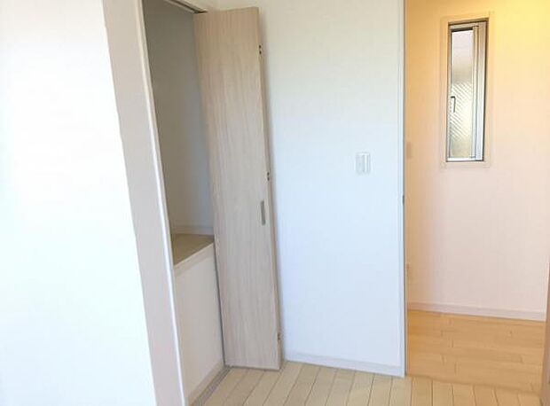 中の物を確認しやすく、取り出しやすい収納スペース。お部屋を広々とお使いいただけます。