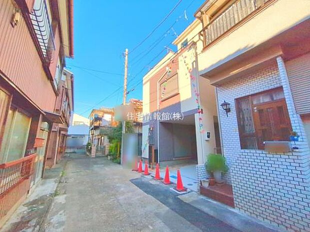 前面道路を含めた現地写真です。