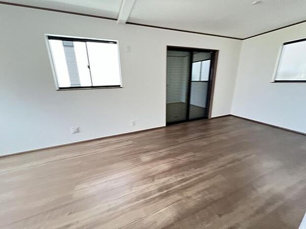 お食事中もキッチンと会話が楽しめるダイニングスペーゆったりとした開放的なダイニングキッチンスペースで