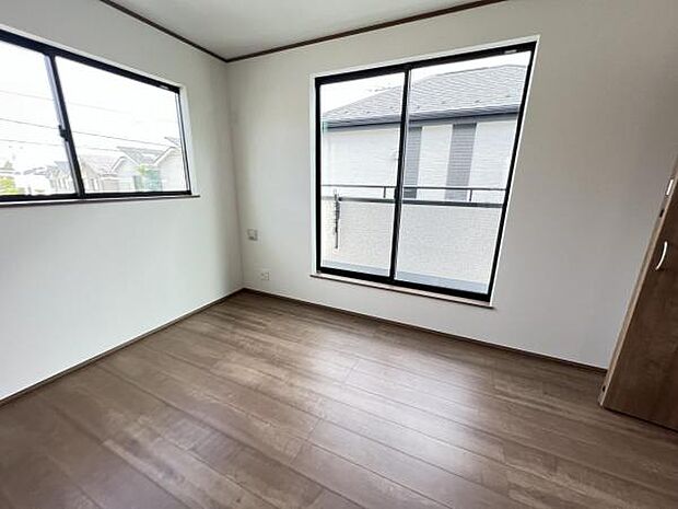 寝室にもご利用いただける居室スペースです明るい広々とした主寝室でご家族ゆっくりお休みになれま