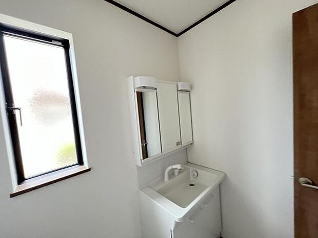 洗面化粧台です。朝の身支度から1日が始まります。収納力と機能性に優れたお手入れラクラク洗面化粧台です