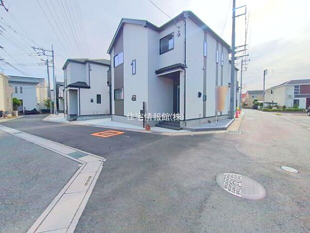 前面道路を含めた現地写真です。