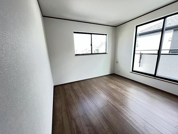 自分好みのアレンジで居心地の良い空間になりそうです洋室は風通しが良く明るく快適な空間ですゆったりと読