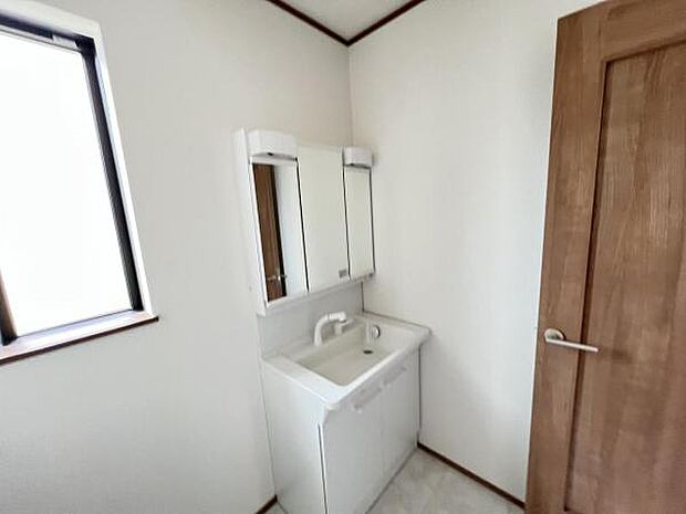 脱衣所は小さなお子様がいるご家庭にも重宝されます。快適で清潔感がある脱衣スペースです。