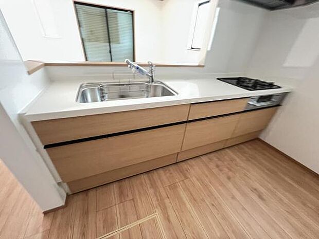 お食事中もキッチンと会話が楽しめるダイニングスペーゆったりとした開放的なダイニングキッチンスペースで