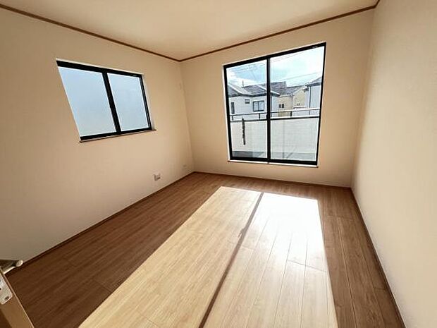 寝室にもご利用いただける居室スペースです明るい広々とした主寝室でご家族ゆっくりお休みになれま