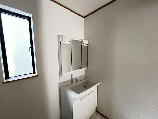 洗面化粧台です。朝の身支度から1日が始まります。収納力と機能性に優れたお手入れラクラク洗面化粧台です