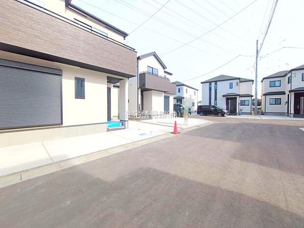 前面道路を含めた現地写真です。