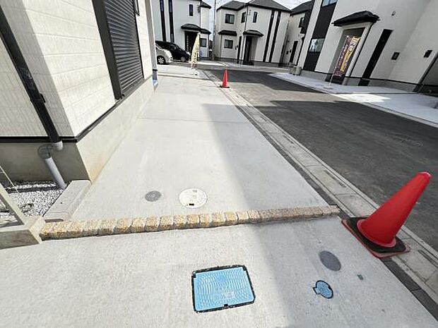 駐車場ももちろん完備しておりますのでお車所有の方にも心強いです駐車場です前面道路との高低差も少なく