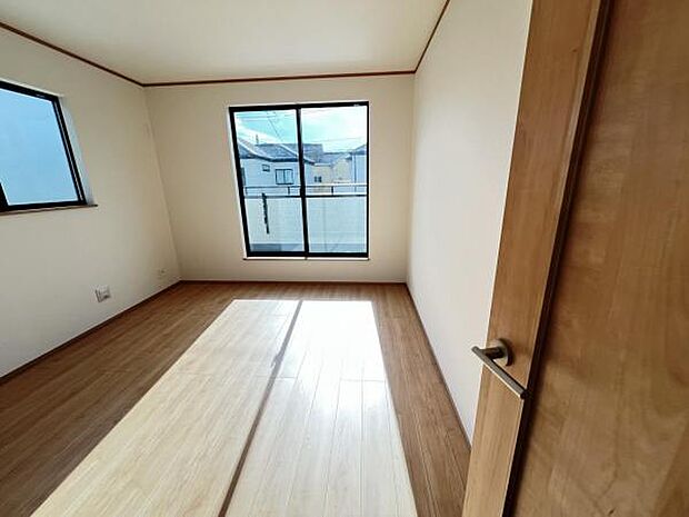 自分好みのアレンジで居心地の良い空間になりそうです洋室は風通しが良く明るく快適な空間ですゆったりと読