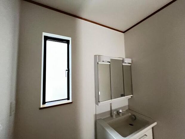 脱衣所は小さなお子様がいるご家庭にも重宝されます。快適で清潔感がある脱衣スペースです。