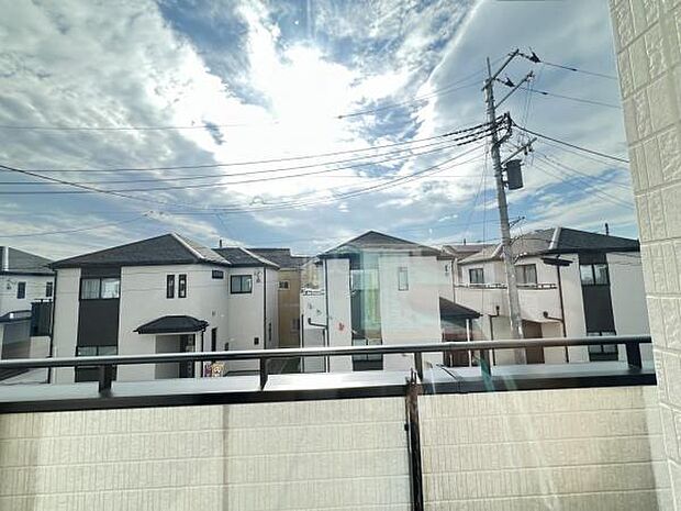 お住まいからの眺望ですバルコニーからの眺望です明るい陽射しを浴びながらゆったりと過ごすのも良いですね