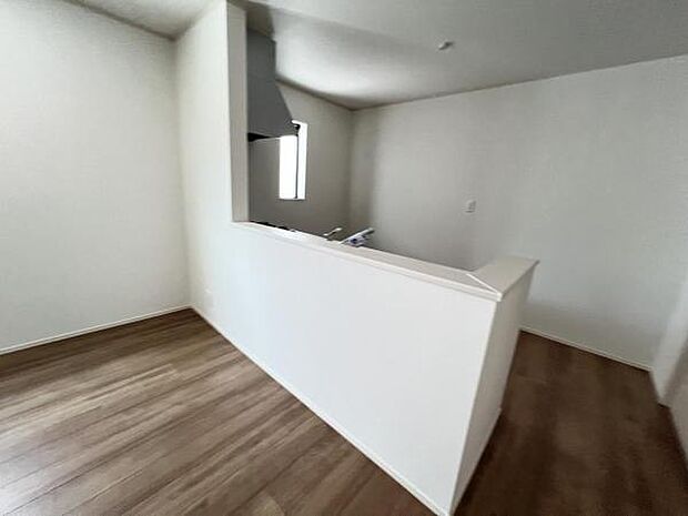 お食事中もキッチンと会話が楽しめるダイニングスペーゆったりとした開放的なダイニングキッチンスペースで