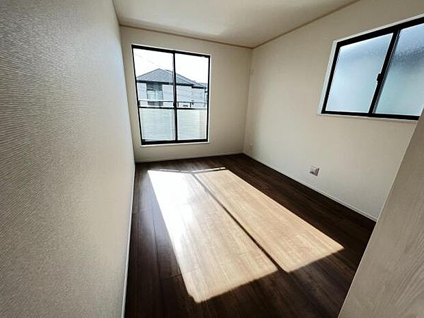 寝室にもご利用いただける居室スペースです明るい広々とした主寝室でご家族ゆっくりお休みになれま