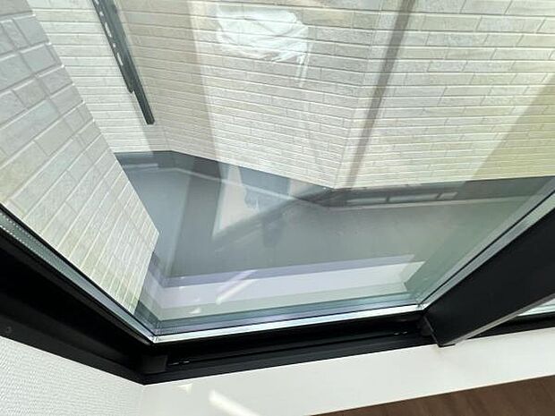 お洗濯ものを気持ち良く太陽の光で干せるのが嬉しいですね開放感あふれる広々としたバルコニーはお洗濯はも