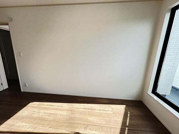 自分好みのアレンジで居心地の良い空間になりそうです洋室は風通しが良く明るく快適な空間ですゆったりと読