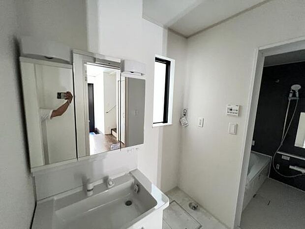 脱衣所は小さなお子様がいるご家庭にも重宝されます。快適で清潔感がある脱衣スペースです。