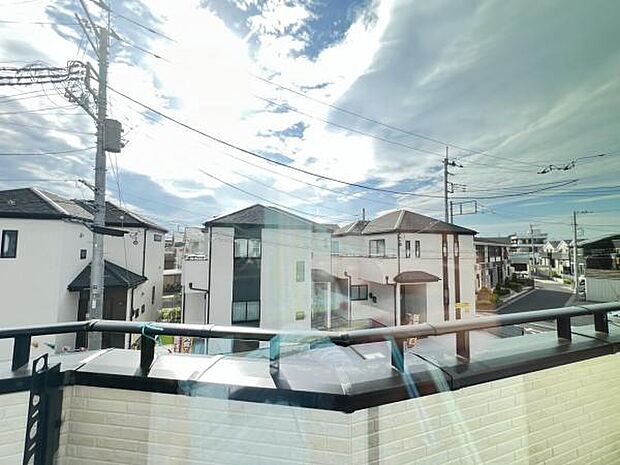 お住まいからの眺望ですバルコニーからの眺望です明るい陽射しを浴びながらゆったりと過ごすのも良いですね