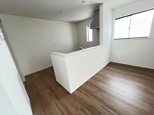 お食事中もキッチンと会話が楽しめるダイニングスペーゆったりとした開放的なダイニングキッチンスペースで