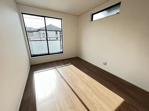 寝室にもご利用いただける居室スペースです明るい広々とした主寝室でご家族ゆっくりお休みになれま