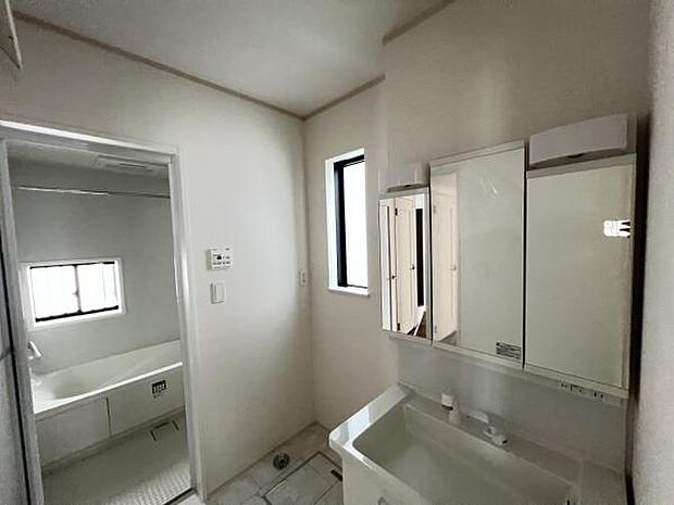 洗面化粧台です。朝の身支度から1日が始まります。収納力と機能性に優れたお手入れラクラク洗面化粧台です