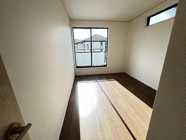 自分好みのアレンジで居心地の良い空間になりそうです洋室は風通しが良く明るく快適な空間ですゆったりと読