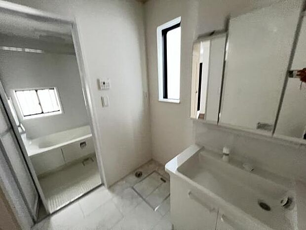 脱衣所は小さなお子様がいるご家庭にも重宝されます。快適で清潔感がある脱衣スペースです。