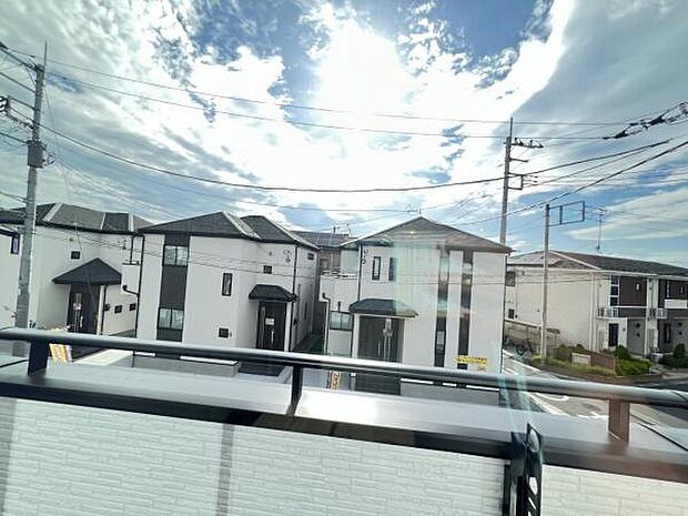 お住まいからの眺望ですバルコニーからの眺望です明るい陽射しを浴びながらゆったりと過ごすのも良いですね