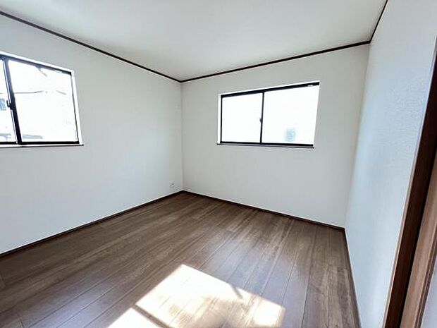 お食事中もキッチンと会話が楽しめるダイニングスペーゆったりとした開放的なダイニングキッチンスペースで