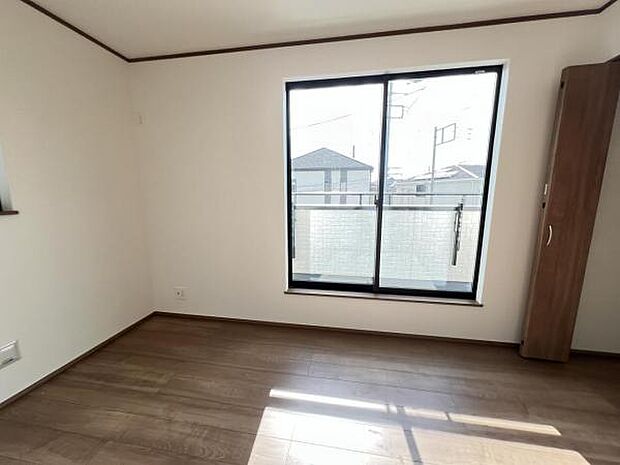 寝室にもご利用いただける居室スペースです明るい広々とした主寝室でご家族ゆっくりお休みになれま