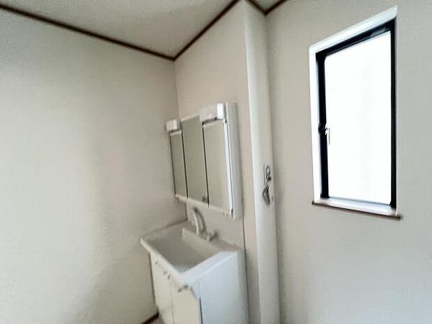 洗面化粧台です。朝の身支度から1日が始まります。収納力と機能性に優れたお手入れラクラク洗面化粧台です