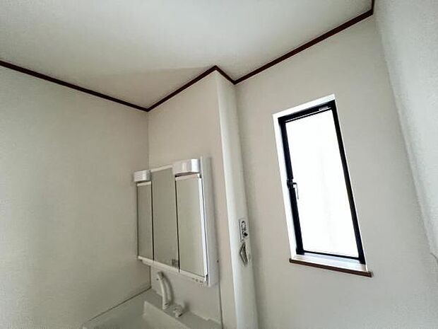 脱衣所は小さなお子様がいるご家庭にも重宝されます。快適で清潔感がある脱衣スペースです。