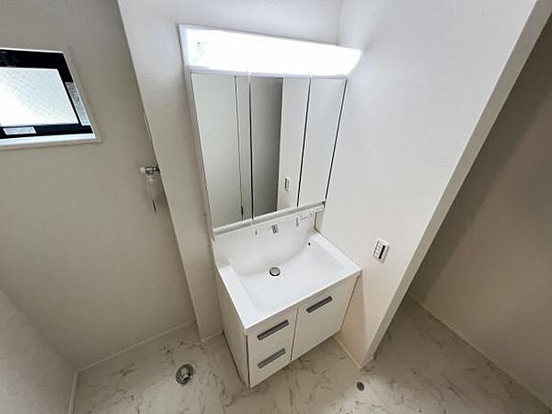 洗面化粧台です。朝の身支度から1日が始まります。