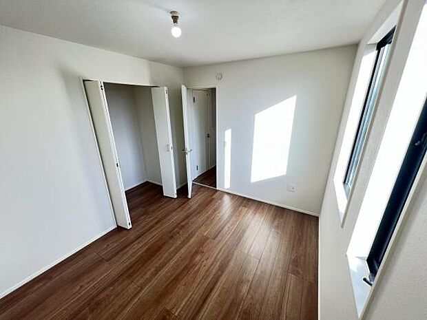 木の温もりが優しいフローリングの収納スペース付き洋室です。